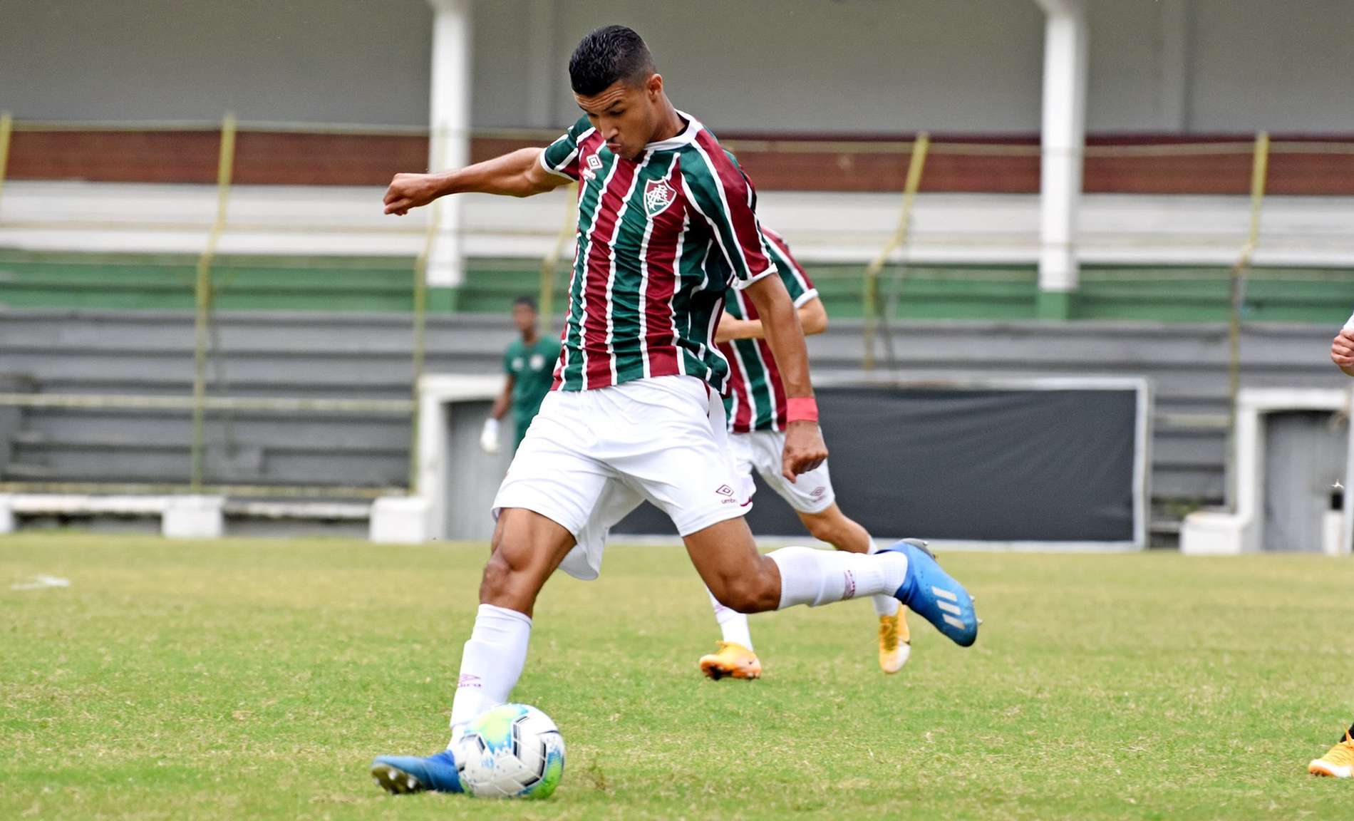 Técnico tricolor aponta jovem lateral como opção no Flu