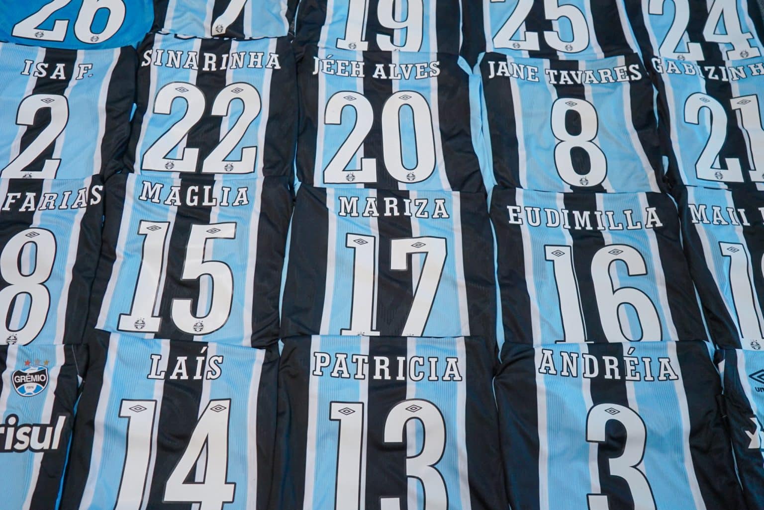 Gurias Gremistas t&ecirc;m numera&ccedil;&atilde;o fixa e nomes estampados nas camisas