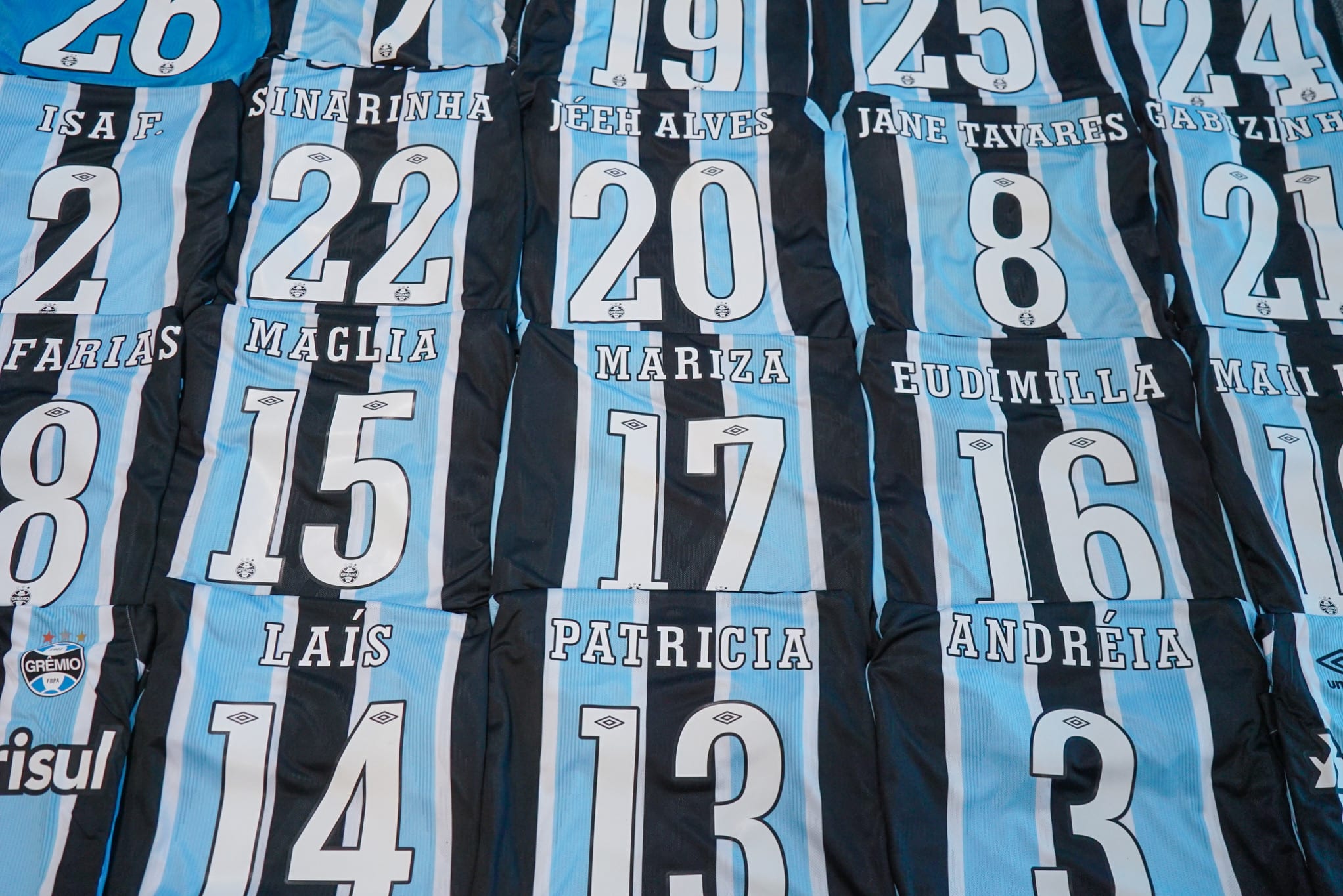 Gurias Gremistas t&ecirc;m numera&ccedil;&atilde;o fixa e nomes estampados nas camisas