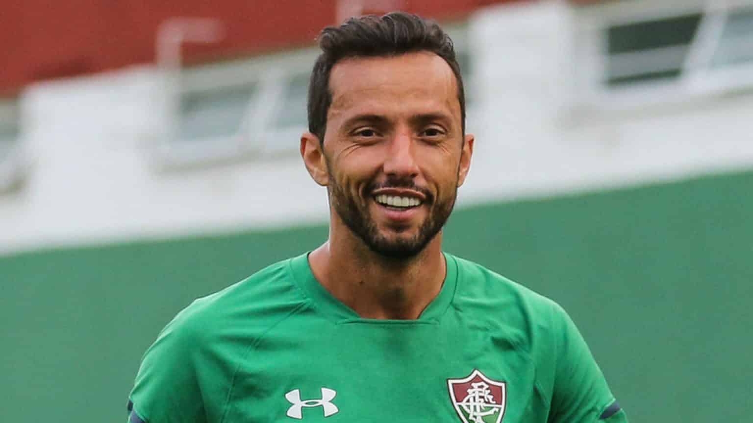 Nene comemora quarto gol de falta pelo Fluminense