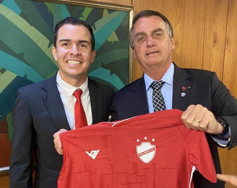 Time do Povo? Advogado do Vila Nova presenteia Bolsonaro com camisa