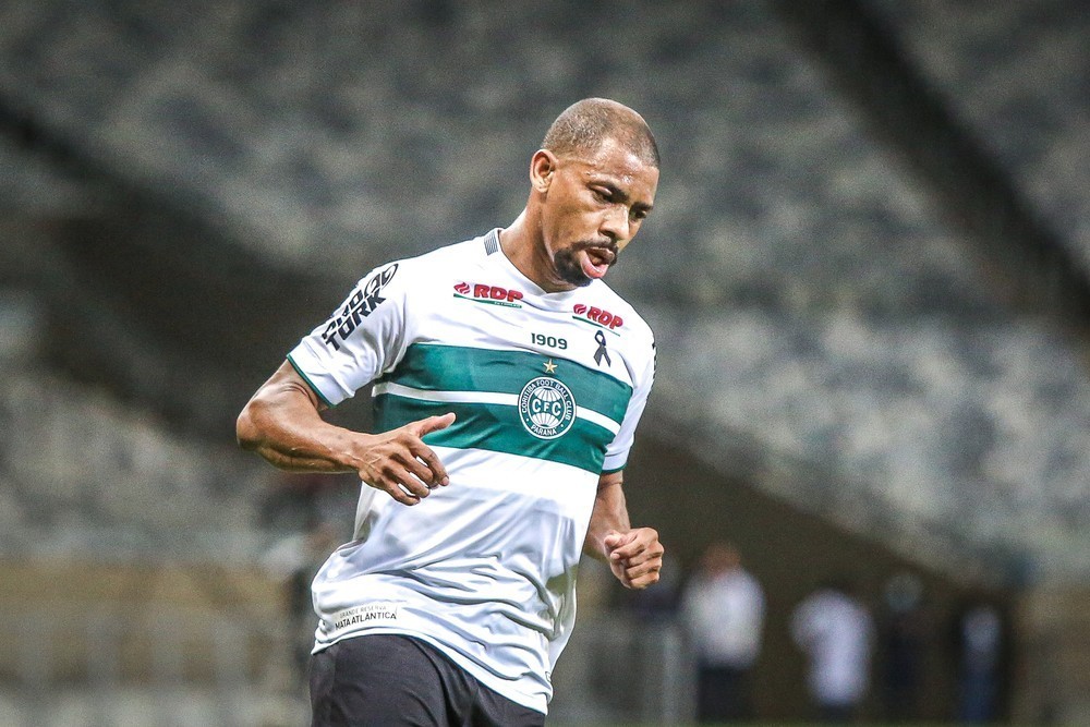 Waguininho está fora do próximo jogo do Coritiba por suspensão