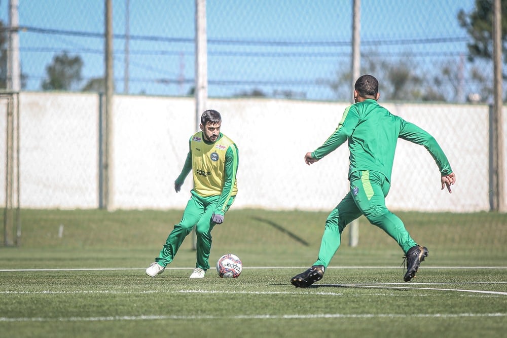 Val e Robinho participam de treino e devem estar entre os relacionados contra o CRB&nbsp;