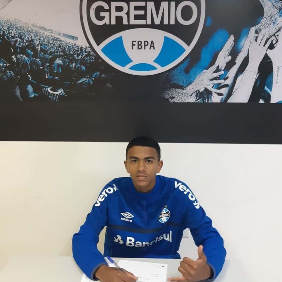 Gr&ecirc;mio assina contrato de forma&ccedil;&atilde;o com Daniel, filho de Tinga