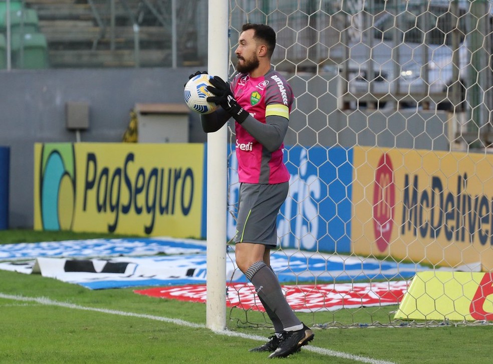 Walter, com estiramento, desfalca o Cuiab&aacute;