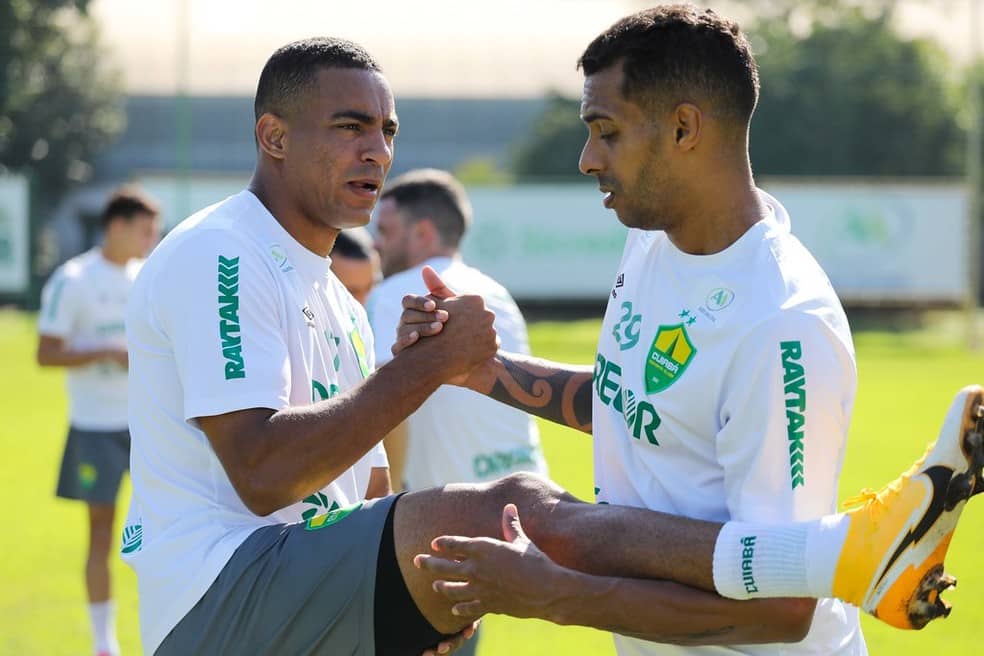 Elton e Jenison têm disputa saudável pela titularidade