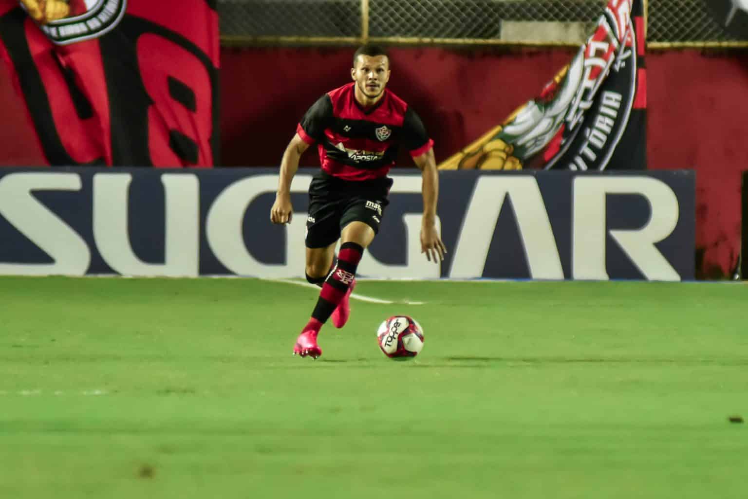 Thalisson comemora semana livre para estar 100% na zaga do Vit&oacute;ria