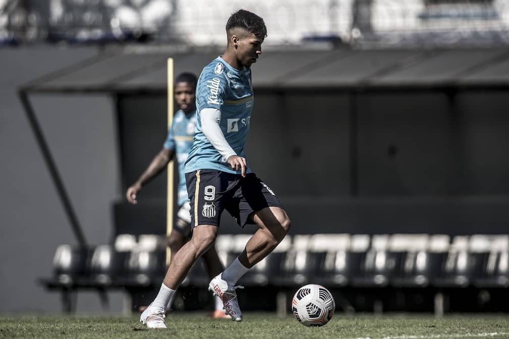 Kaio Jorge retorna aos treinamentos com elenco