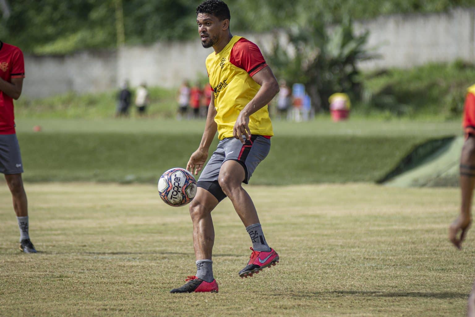 Van: de titular &agrave; &ldquo;esquecido&rdquo;; lateral segue ausente por op&ccedil;&atilde;o t&eacute;cnica