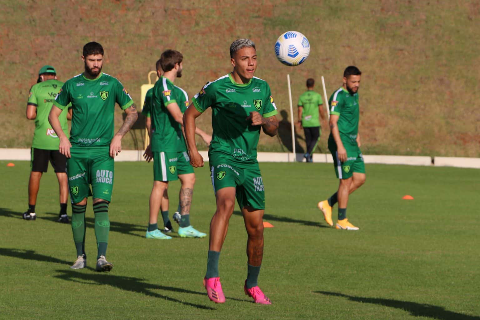 Com ajuste t&eacute;cnicos, Am&eacute;rica-MG treina de olho no Gr&ecirc;mio