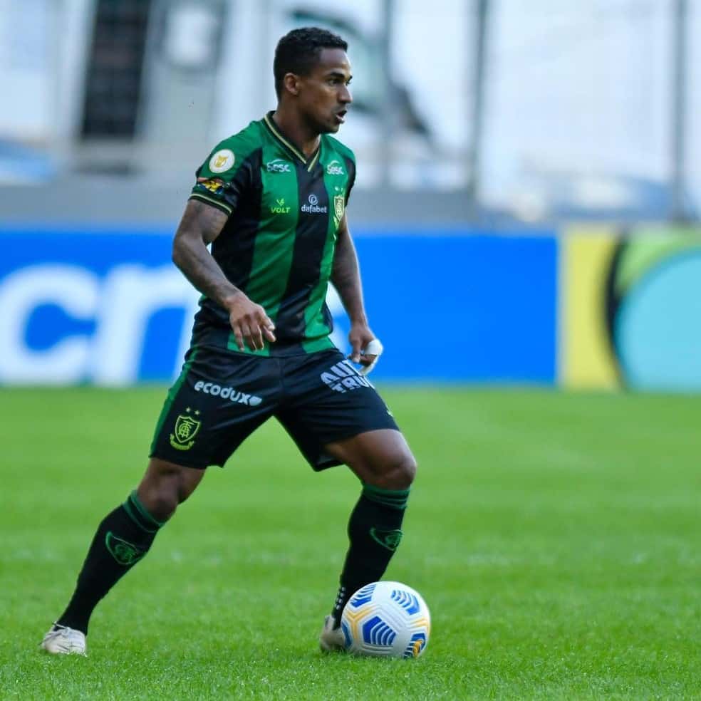 No América-MG, Eduardo nega problemas na lateral