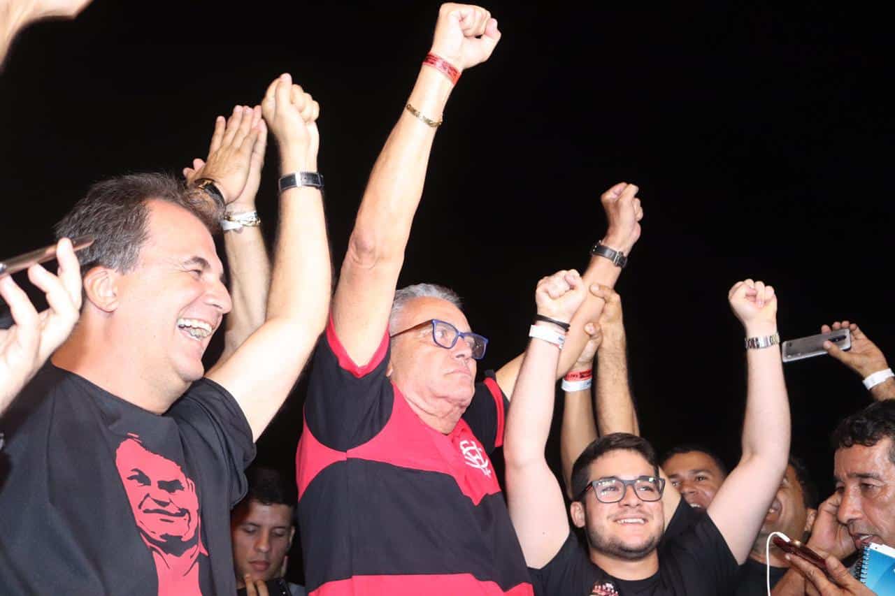 Paulo Carneiro, presidente do Vit&oacute;ria, afasta ren&uacute;ncia do clube