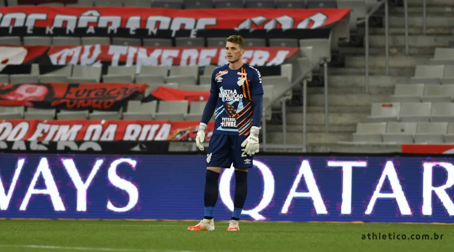 Goleiro Bento deve ganhar chances no time titular do Athletico-PR