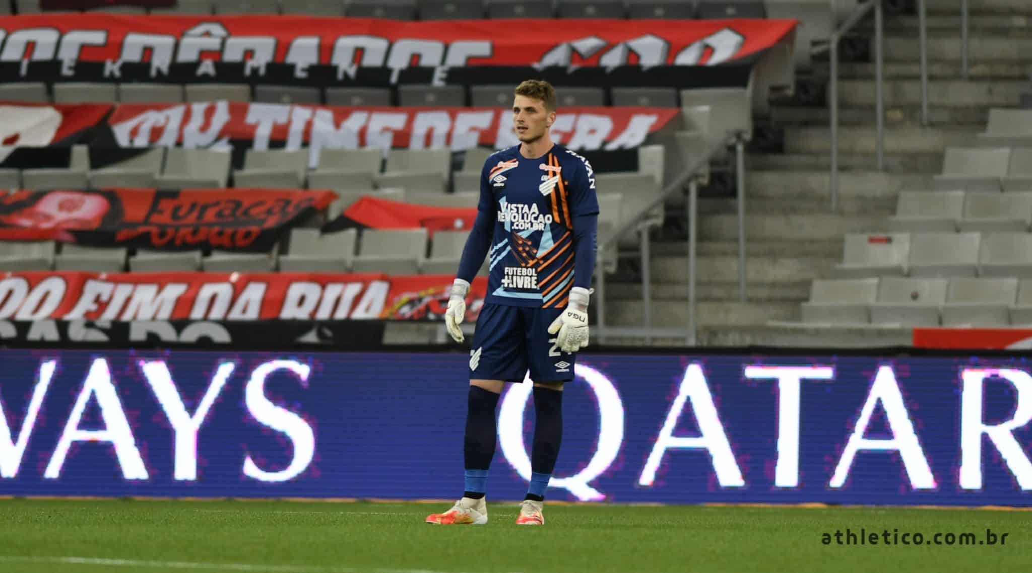 Goleiro Bento deve ganhar chances no time titular do Athletico-PR