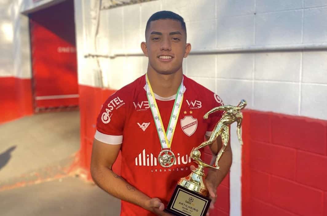 Jo&atilde;o Marcelo, ainda quando atuava no Vila Nova, com o trof&eacute;u de artilheiro do Goi&acirc;nia Cup Sub-17 (Foto: Reprodu&ccedil;&atilde;o/Instagram)