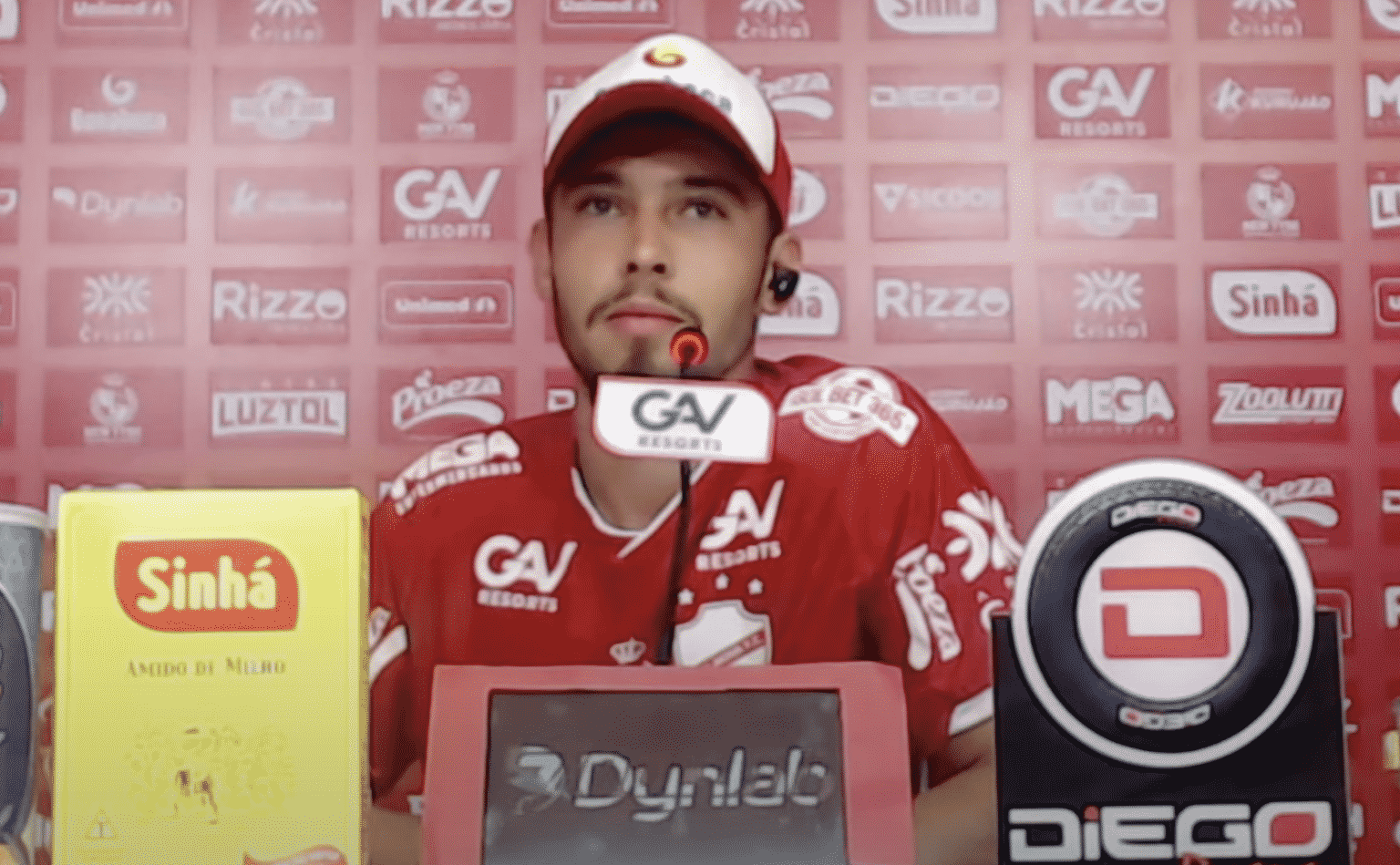 Sem vencer h&aacute; quatro jogos, lateral do Vila Nova garante fim de jejum: &ldquo;quest&atilde;o de tempo&rdquo;