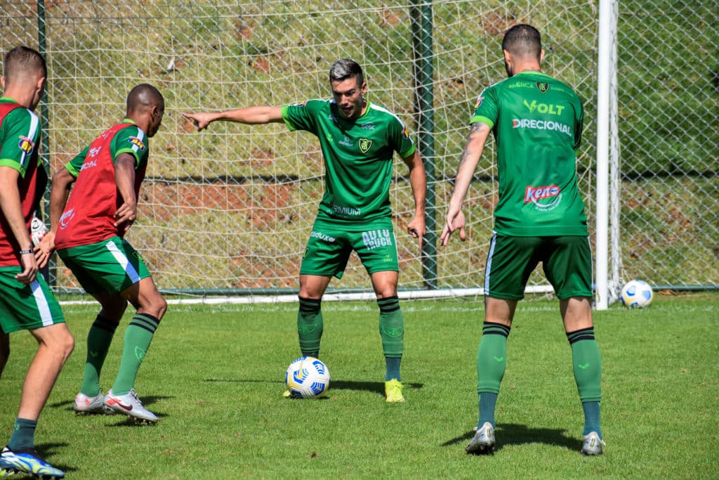 América-MG treina com foco no Brasileirão; Juninho Valoura fala da fase do time