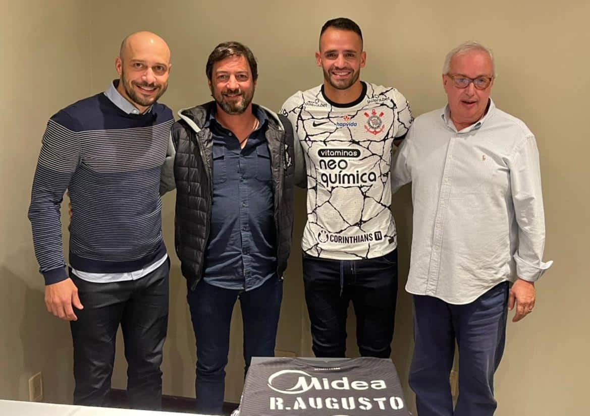 Renato Augusto agradece o Corinthians na sua volta ao clube