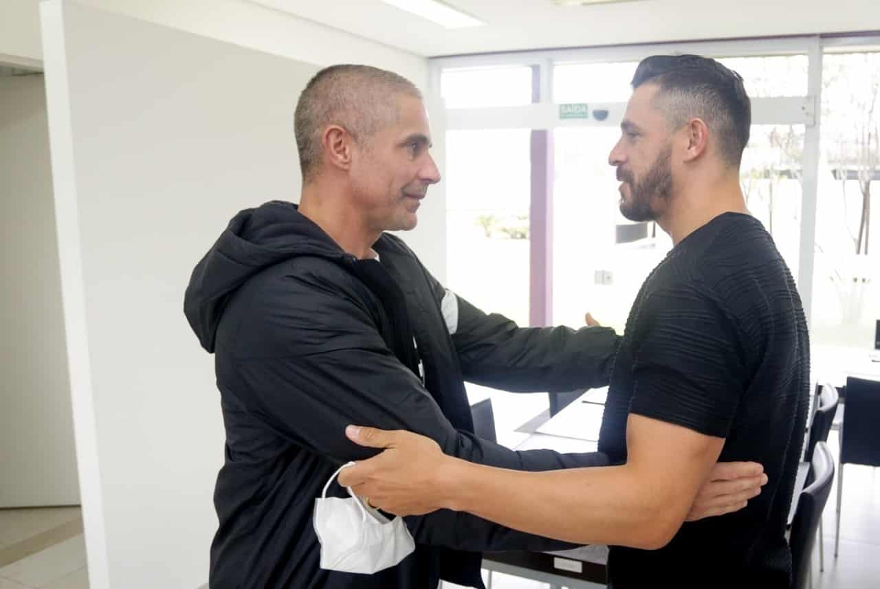 Giuliano conhece o CT do Corinthians e manda recado para a torcida
