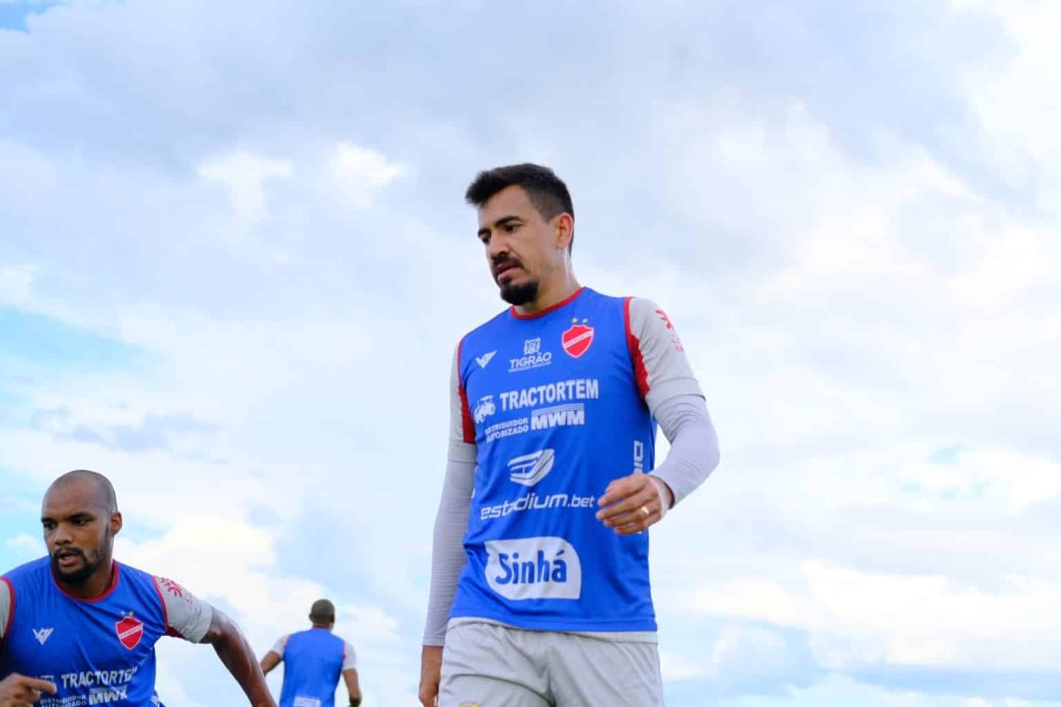 Zagueiro deixa Vila Nova para acertar com Londrina