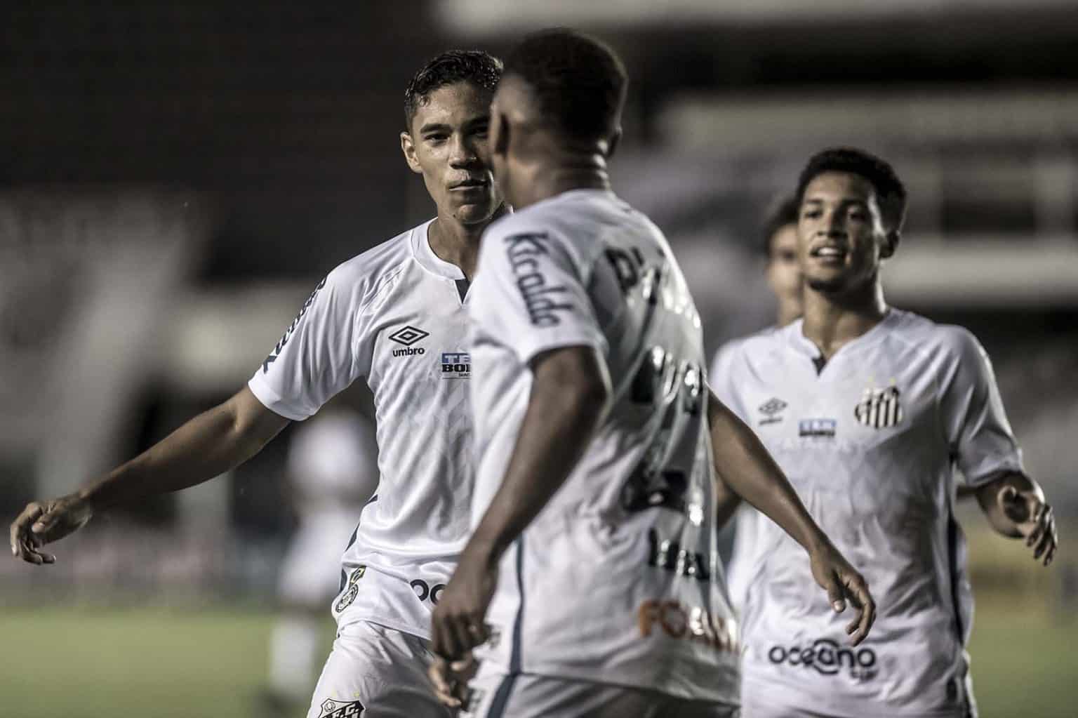 Santos tem avanço em renovação com promessas