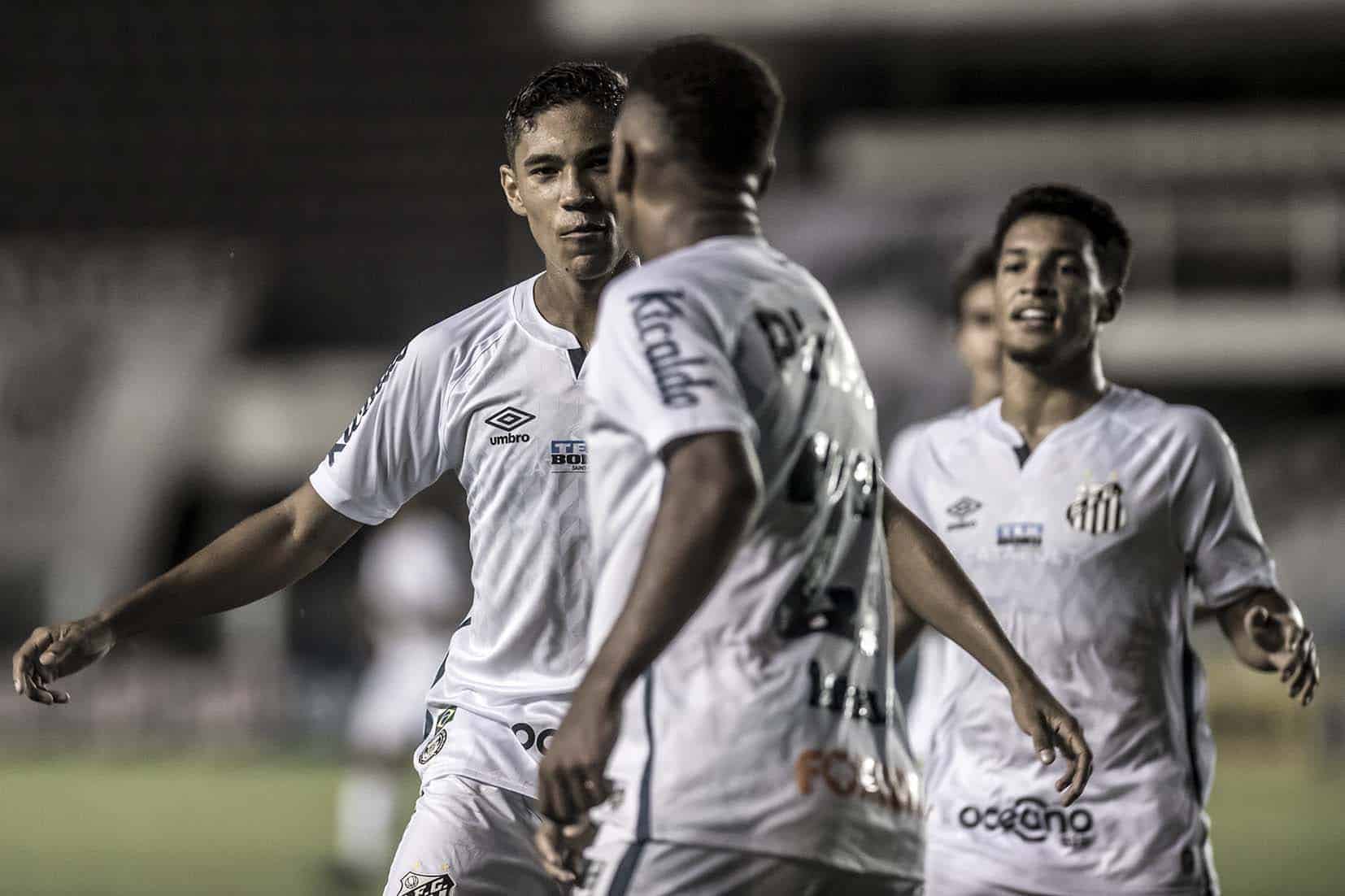 Santos tem avanço em renovação com promessas