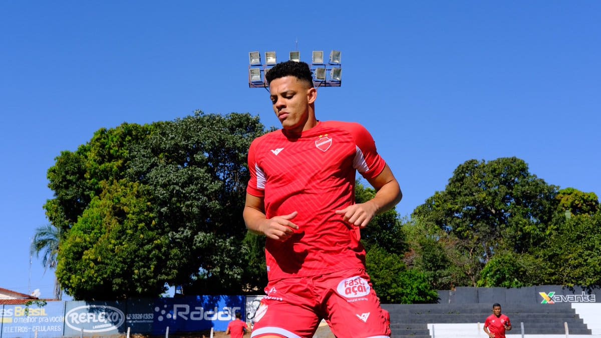 Com sa&iacute;da de Walisson Maia, Vila Nova negocia com outro zagueiro