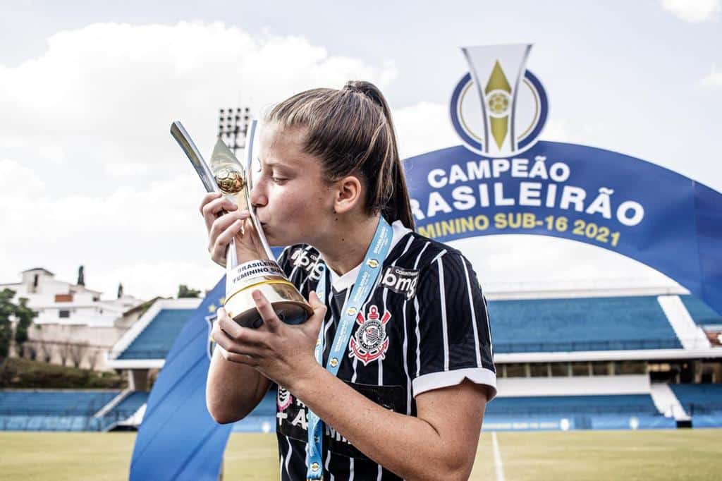 Atacante Stefanie &eacute; campe&atilde; do Brasileir&atilde;o Feminino Sub-16 e destaque no Corinthians