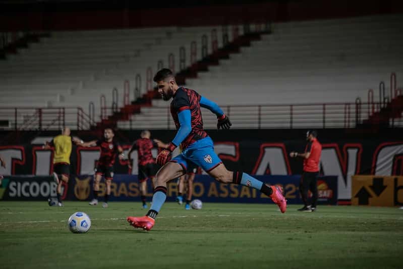 Goleiro do Atlético-GO projeta encontro com Palmeiras no Brasileirão