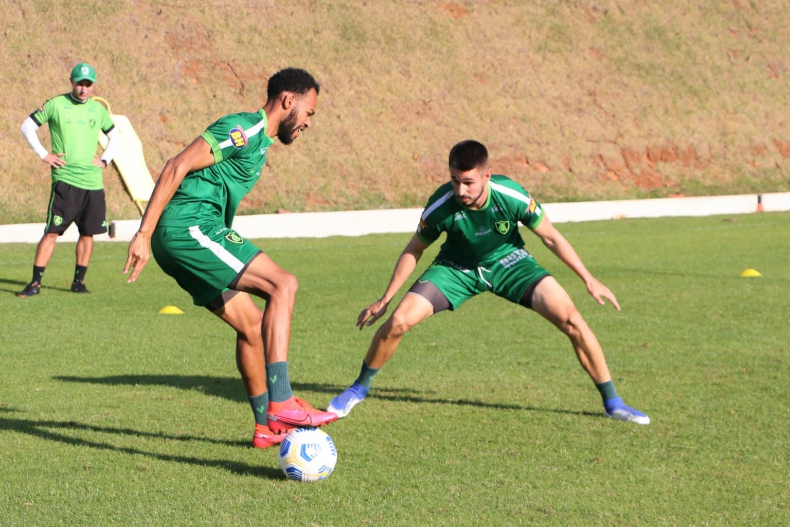 Am&eacute;rica-MG se reapresenta e treina de olho no Gr&ecirc;mio