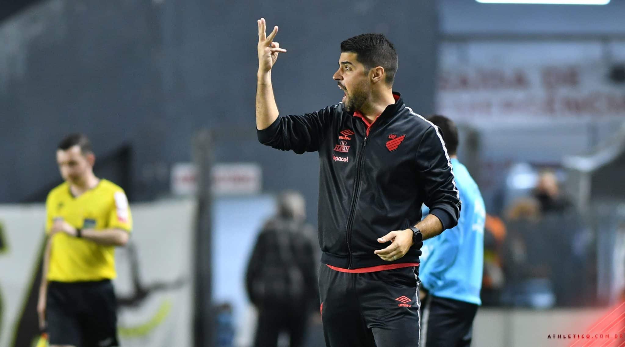 Ap&oacute;s erros defensivos, Ant&oacute;nio Oliveira chama a responsabilidade pela derrota contra o Santos