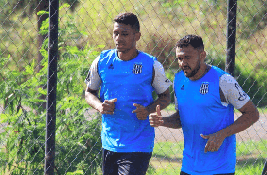 Quem deve ser o companheiro de Ednei no duelo da Ponte Preta contra o Ava&iacute;? Cleylton recebeu o cart&atilde;o amarelo e vi cumprir suspens&atilde;o