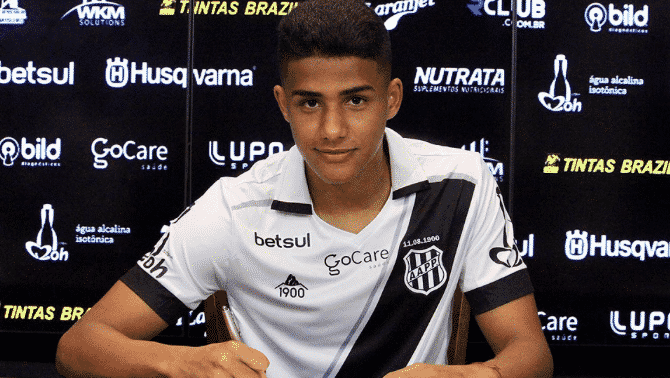 Jean Carlos renova contrato com a Ponte Preta at&eacute; 2024: &ldquo;Vestir a camisa da Macaca &eacute; uma responsabilidade muito grande e estou muito feliz&rdquo;