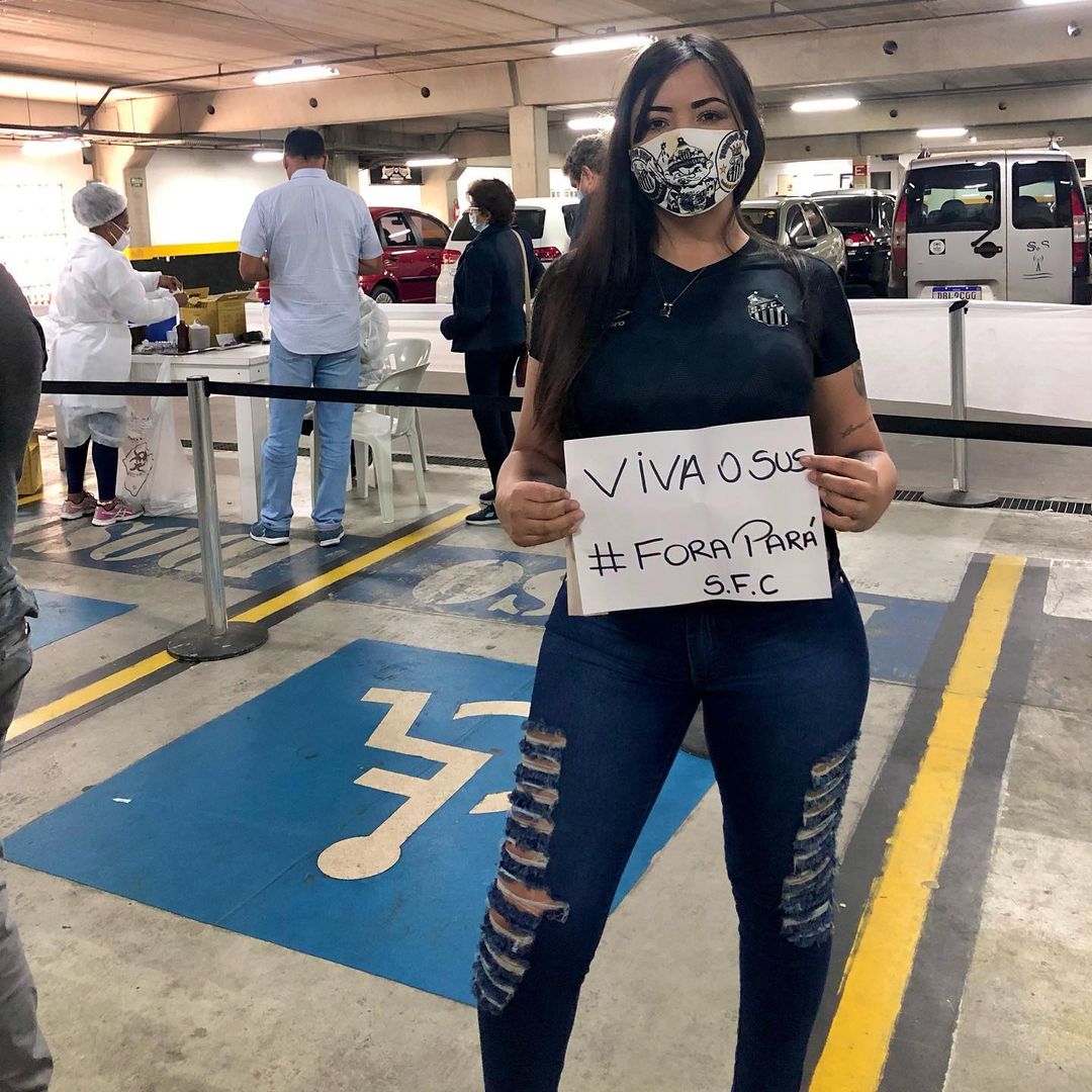 Torcedora do Santos se vacina com plaquinha: &ldquo;Fora Par&aacute;&rdquo;