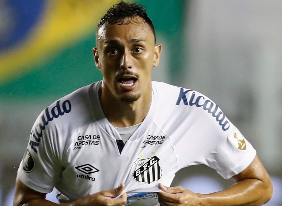 Pituca revela choro e vontade de ficar no Santos: &ldquo;Vende outro e me deixa ficar&rdquo;