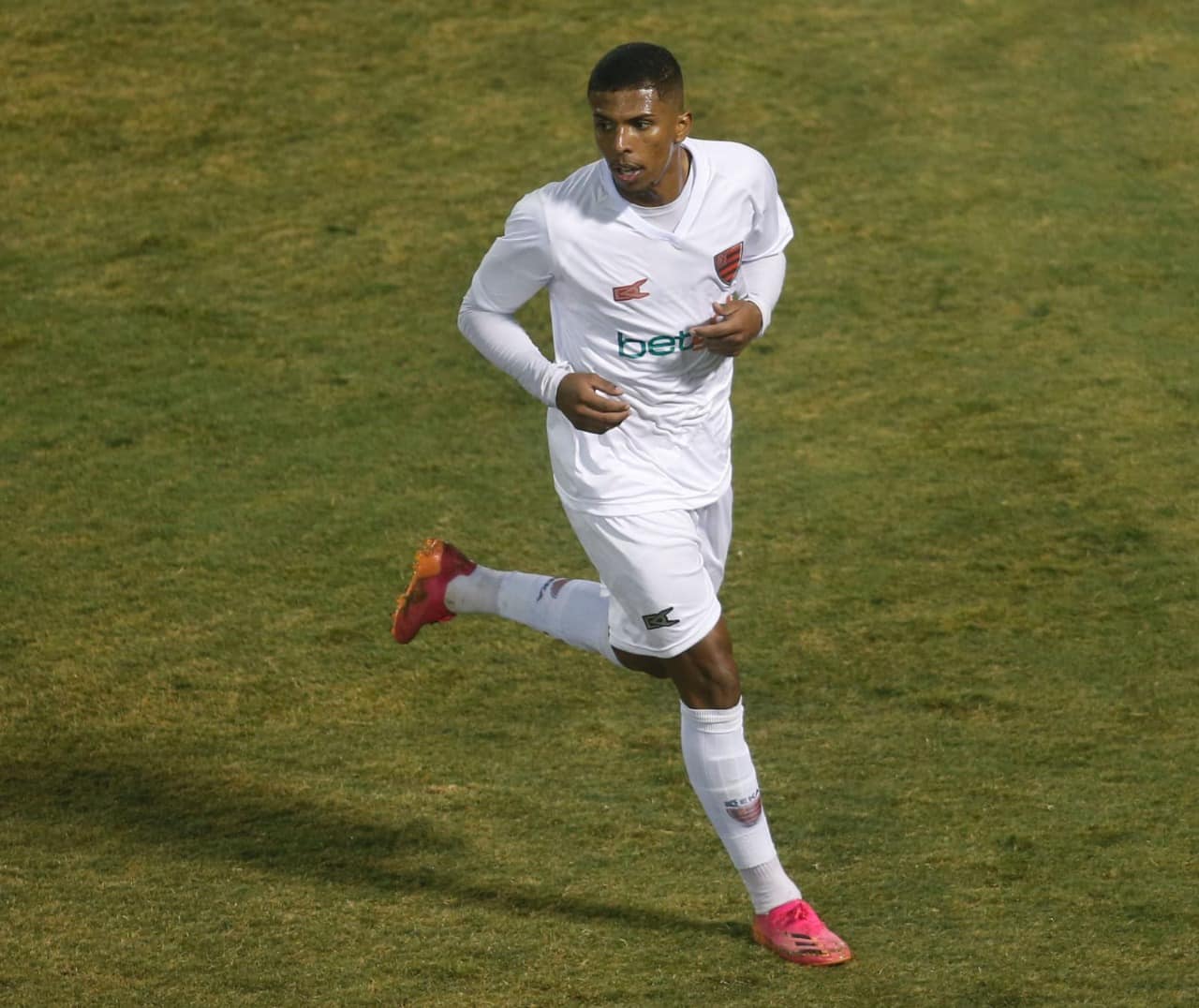 Davi Gabriel v&ecirc; crescimento com titularidade e projeta sequ&ecirc;ncia do Oeste na S&eacute;rie C