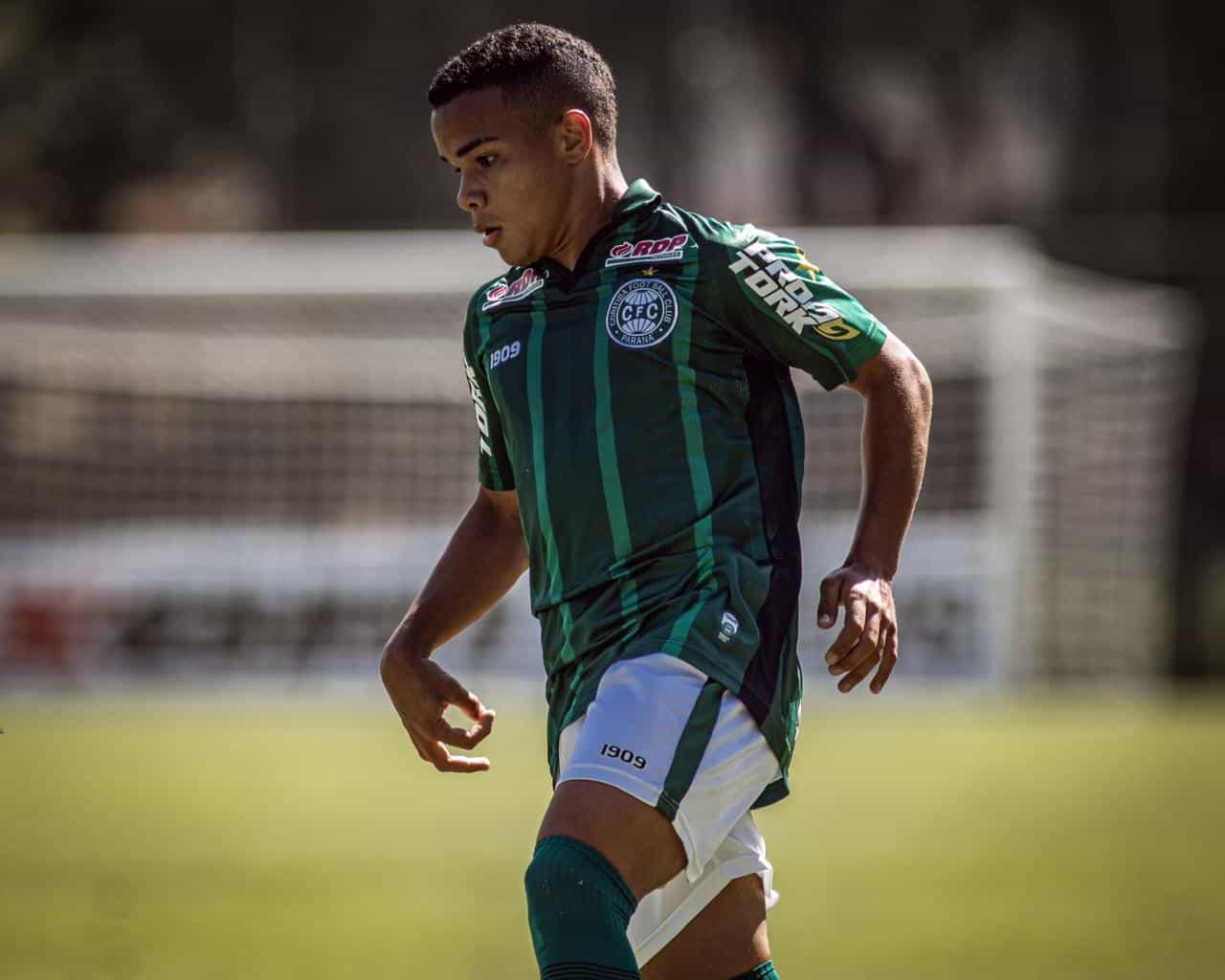 Kaio C&eacute;sar, promessa da base do Coritiba, comemora oportunidades com a equipe Sub-23 e cita: &ldquo;Um sonho realizado vestir essa camisa&rdquo;