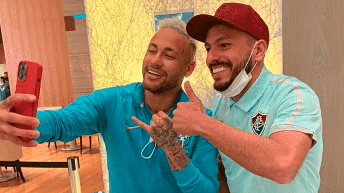 Atleta do Fluminense arranca risadas de Neymar ap&oacute;s tietagem diferente