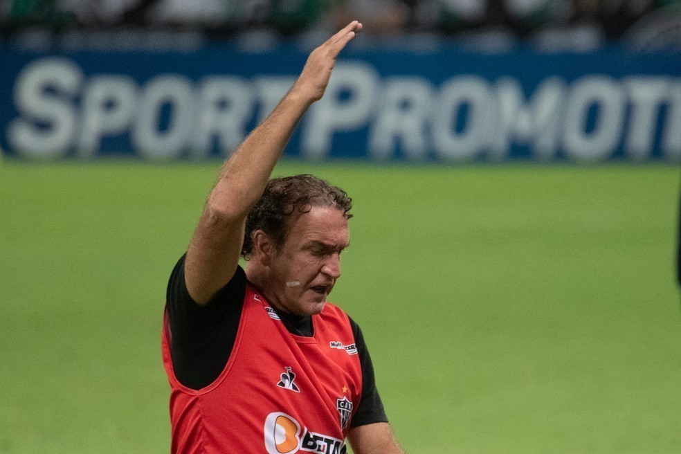 STJD pune Cuca com quatro jogos de suspens&atilde;o