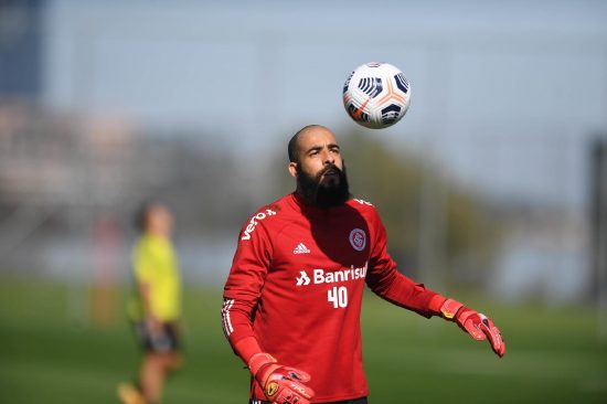 Danilo Fernandes de sa&iacute;da do Internacional