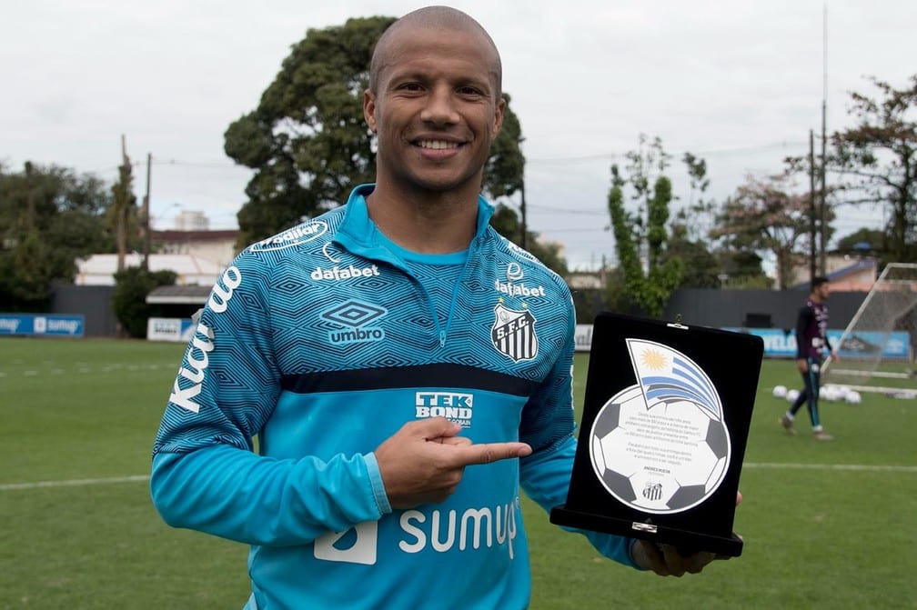 S&aacute;nchez recebe homenagem do Santos: &ldquo;Quero cravar de vez meu nome na hist&oacute;ria desse clube gigante&rdquo;