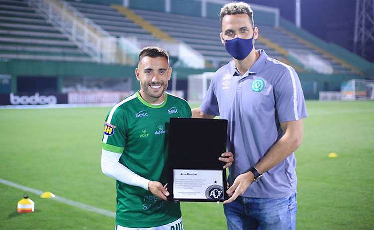 Antes do jogo de reencontro, Chapecoense homenageia Alan Ruschel