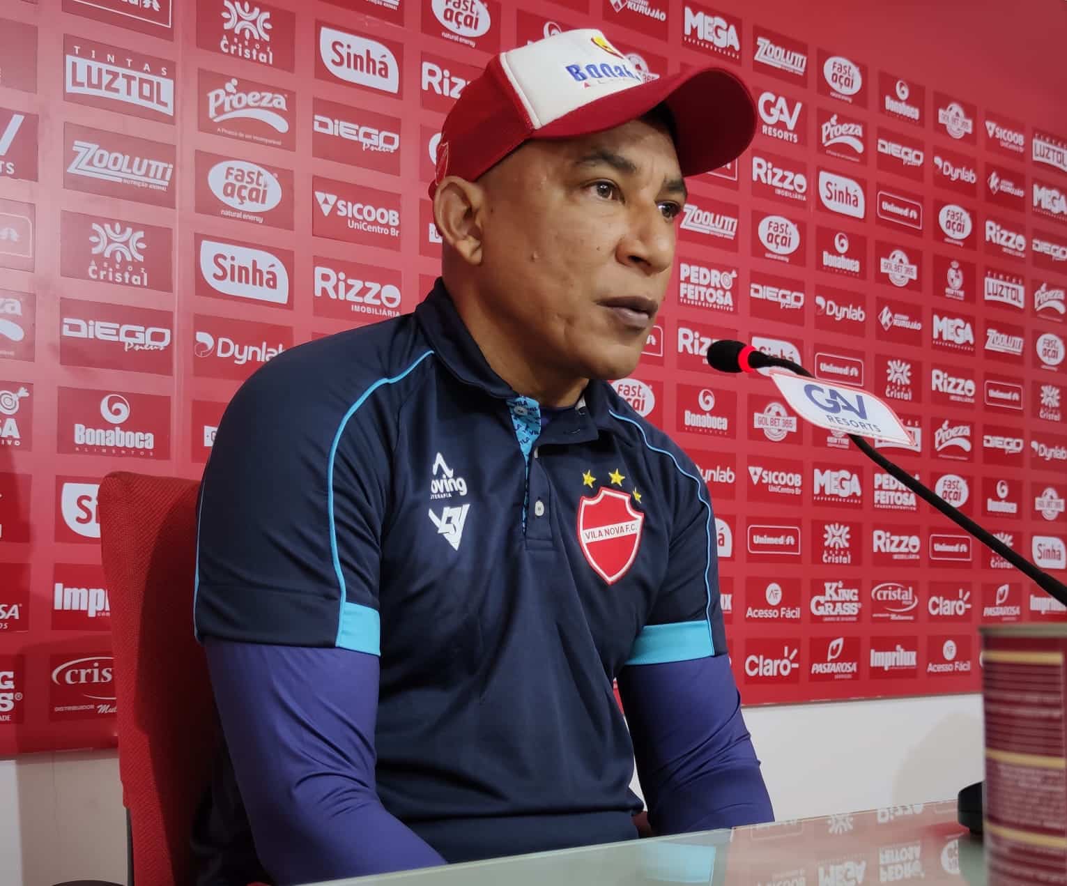 Hemerson Maria &eacute; apresentado no Vila Nova: &ldquo;Vamos trabalhar&rdquo;