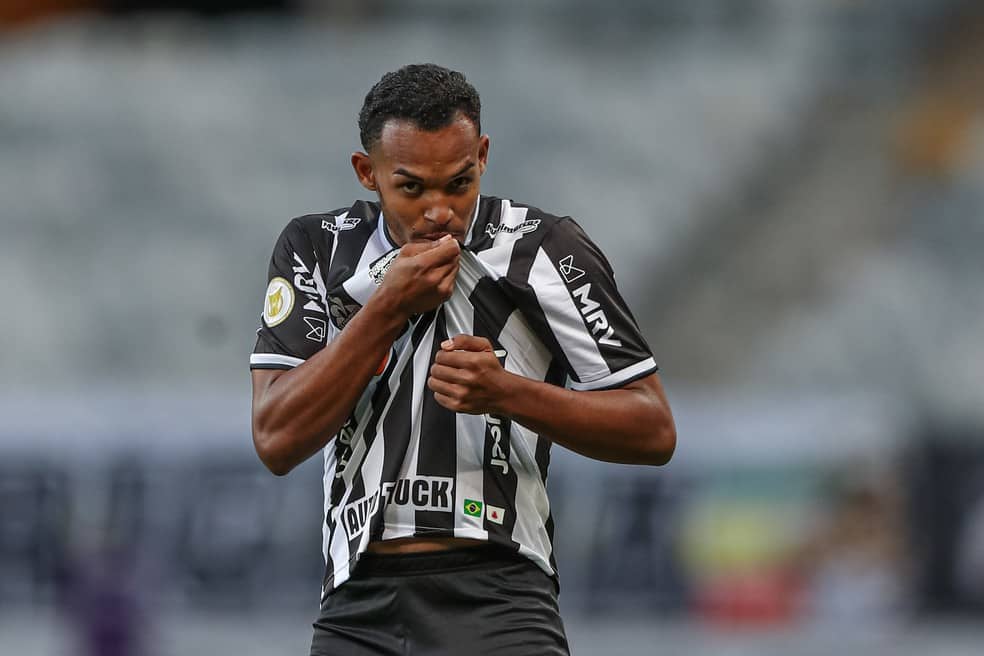 Neto marca seu primeiro gol como profissional no Galo