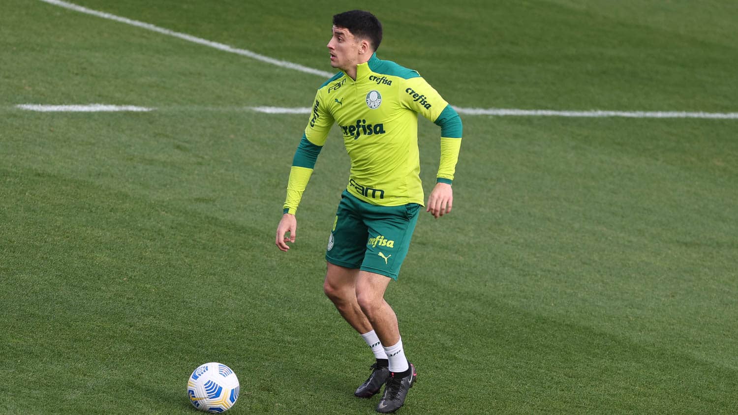 Novo reforço, Piquerez elogia estrutura do CT palmeirense