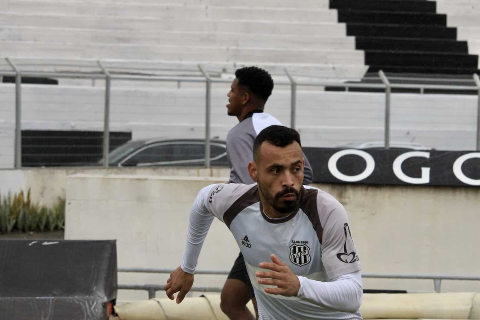 Ponte Preta treina na chuva focada no pr&oacute;ximo jogo contra o Vasco