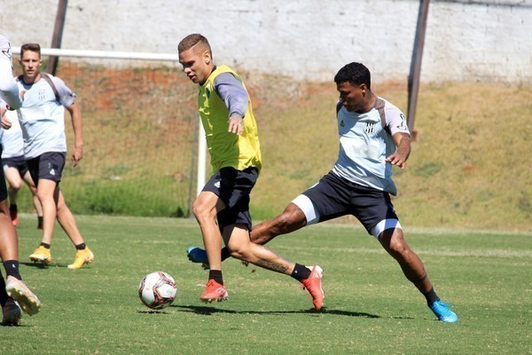 Reapresenta&ccedil;&atilde;o em sil&ecirc;ncio em protesto dos jogadores por pend&ecirc;ncias salariais na Ponte Preta