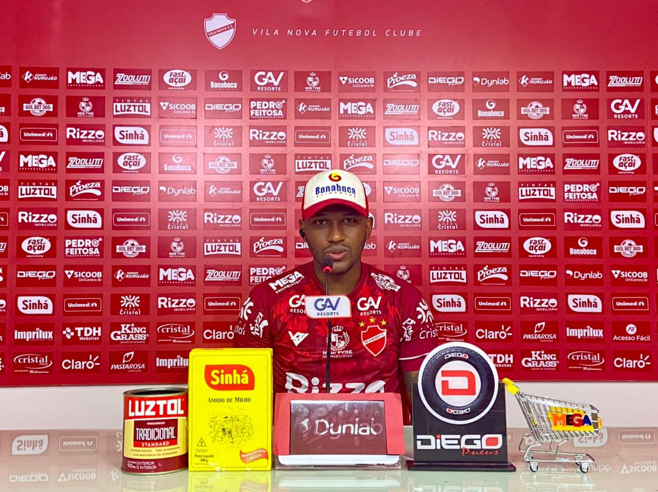 Douglas Coutinho se diz preparado para estrear pelo Vila Nova: “fiz vários treinos em dois períodos”