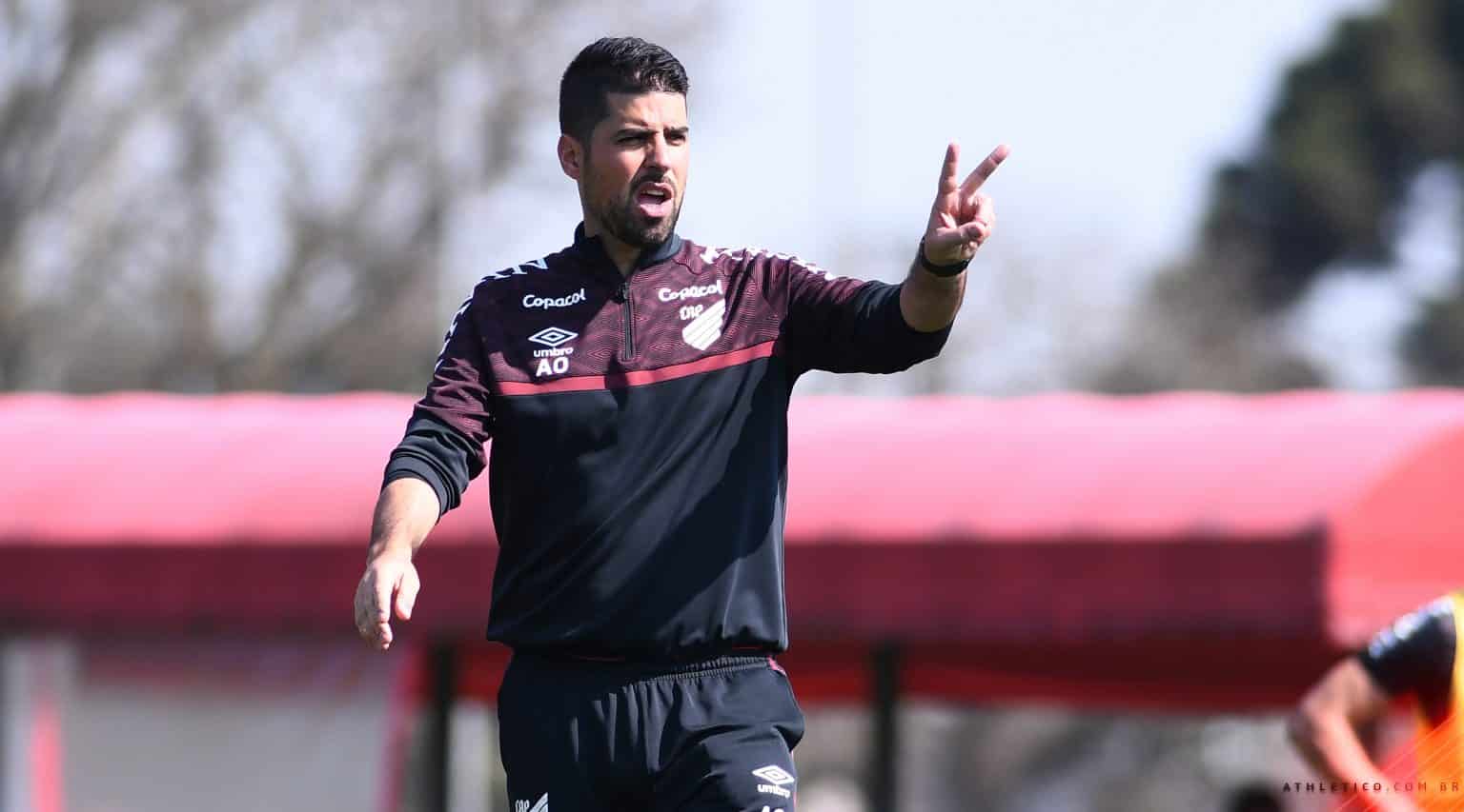 Athletico n&atilde;o ter&aacute; Santos e Thiago Heleno contra LDU