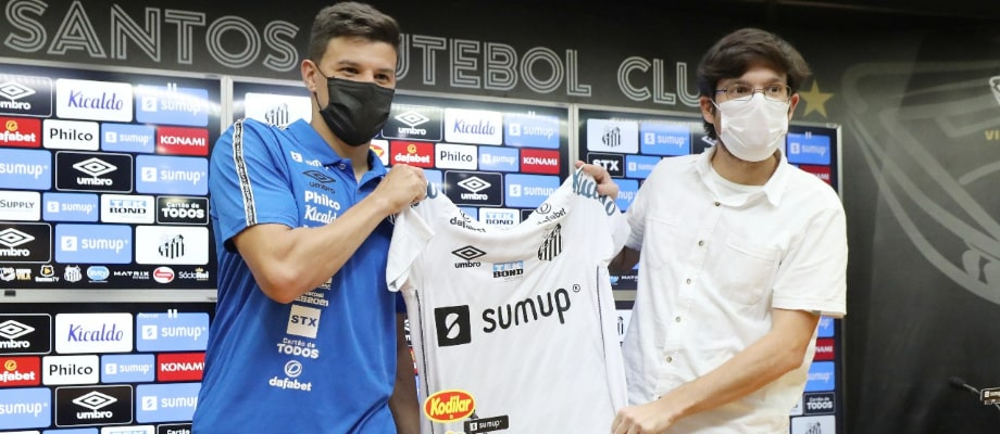 Augusto &eacute; apresentado pelo Santos e afirma: &ldquo;&Eacute; o maior desafio da minha carreira&rdquo;